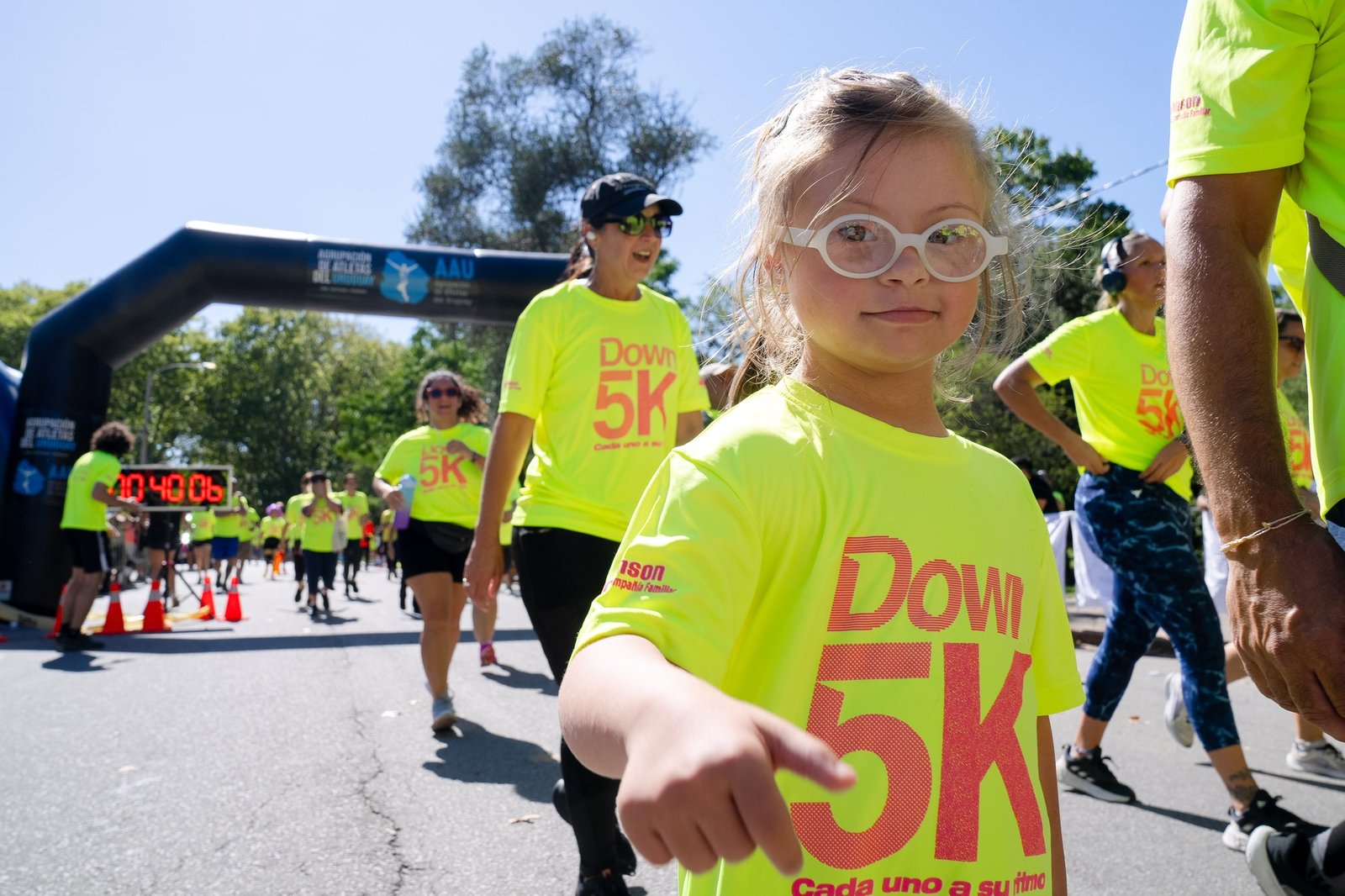 Niña con anteojos participando de la carrera Down 5K